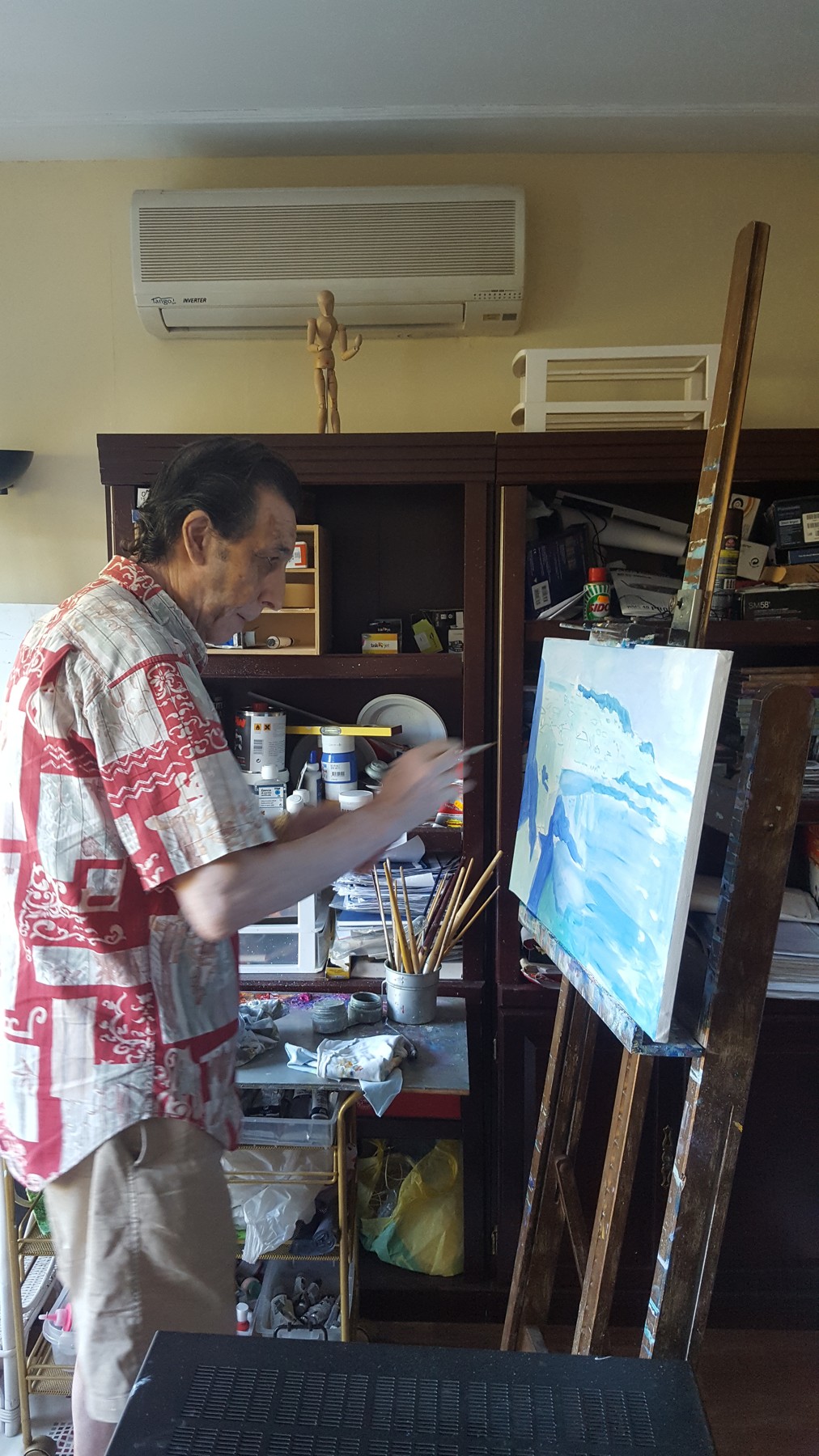 Jesús pintando en su estudio
