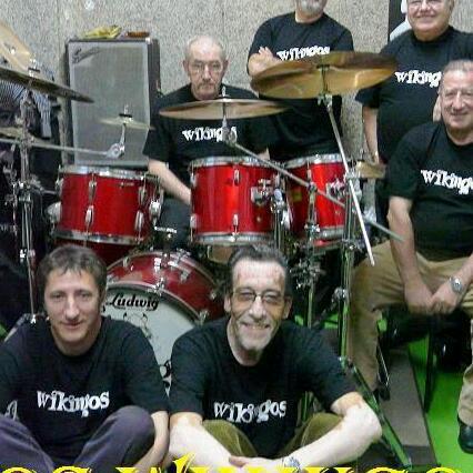Los Wikingos junto a su batería